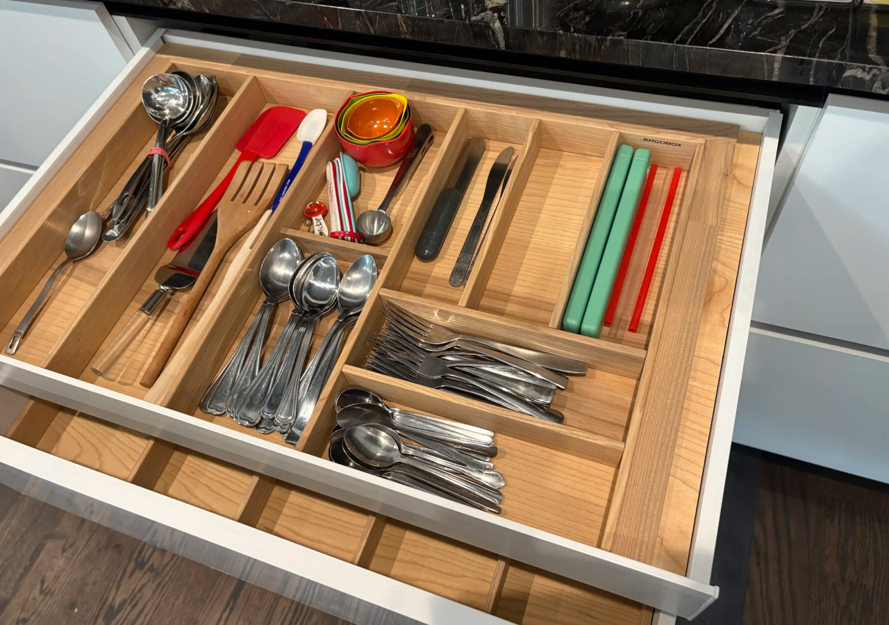 https://cdn.prod.website-files.com/6398f32a2fc101a4324ca8ec/68833d7e21236816b966db55_How%20Cutlery%20Organizers%20Improve%20Kitchen%20Storage%20-%207%20%281%29.webp