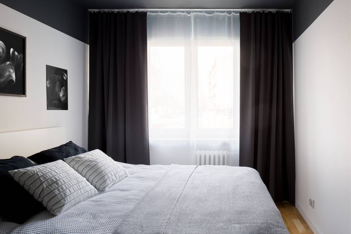 https://blindsplusdesigns.com/cdn/shop/articles/black-curtains-in-a-bedroom-1200px_fe04b0e7-9cec-43f7-ae9b-e747ec9e9fb9_1200x.jpg?v=1742579659